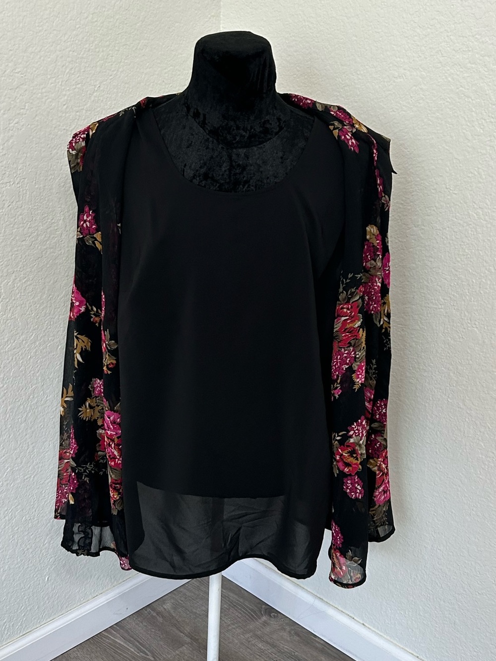 Koret Woman Plus Size 20W Black Floral Ruffle Button Front Blouse Top - Picture 4 of 10